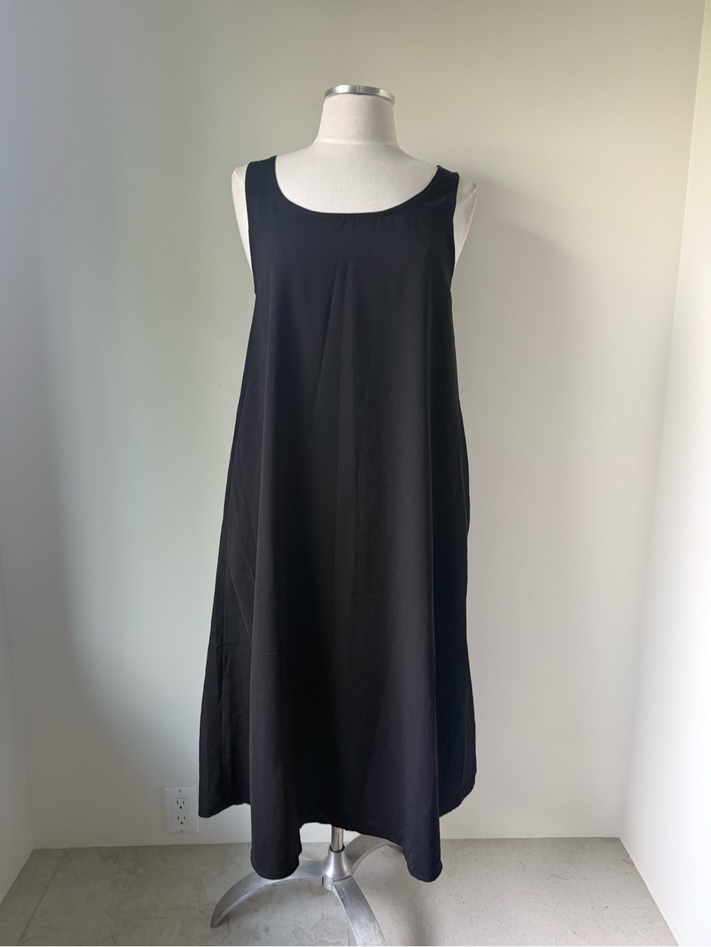 OAK + FORT Black Sleeveless Midi Shift Dress